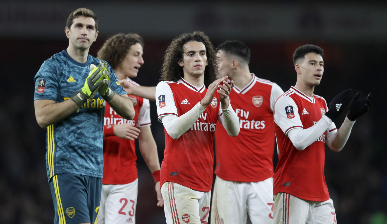 年终大战魔咒仍在！库里三分球10投8铁 所幸命中了关键三分（年终之战魔咒未解：库里三分10中2手感低迷，仍命中关键三分）