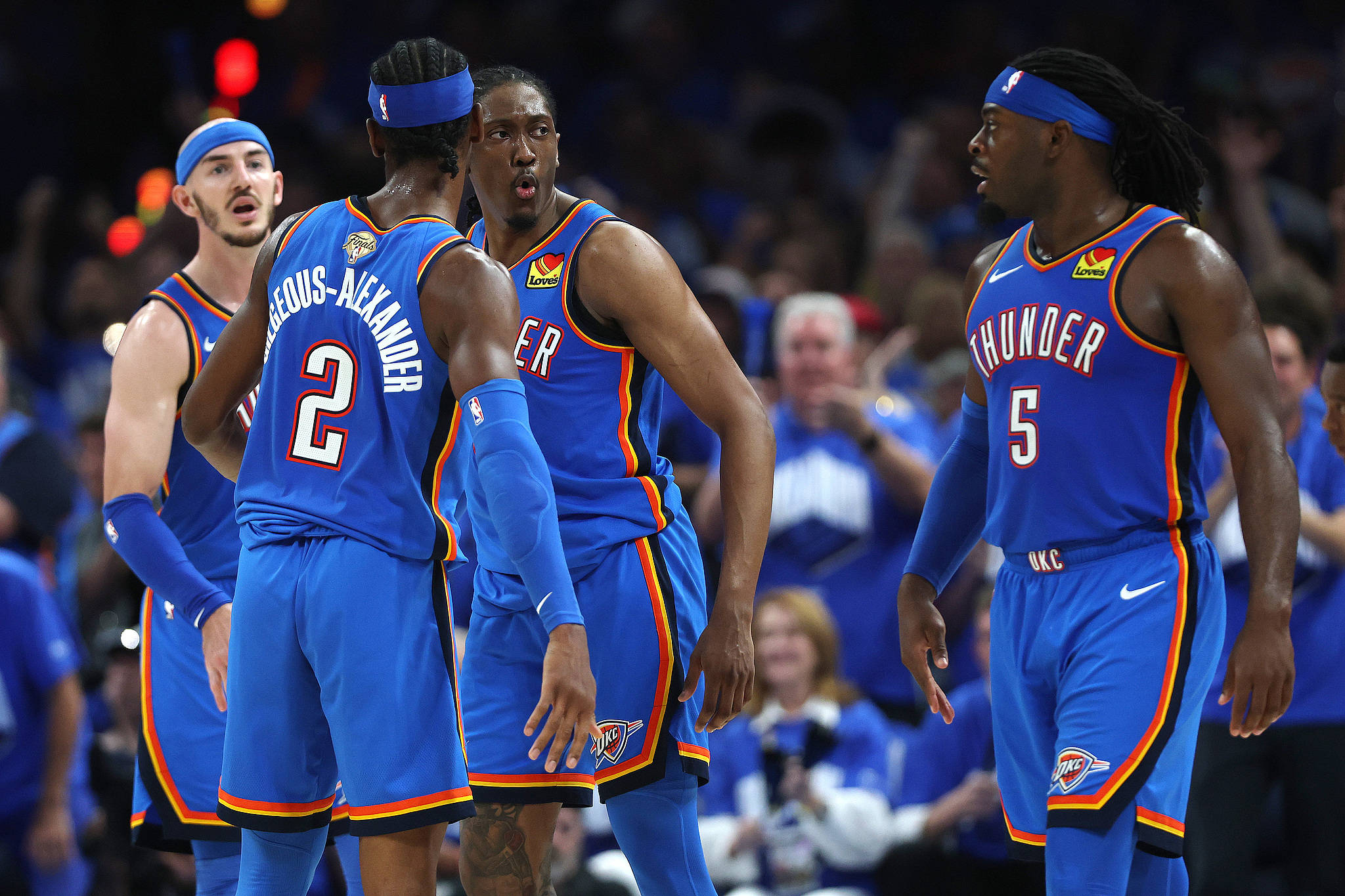 欧冠赛场精彩瞬间：巴萨主场2-0取胜,（欧冠焦点战：巴萨主场2-0告捷）