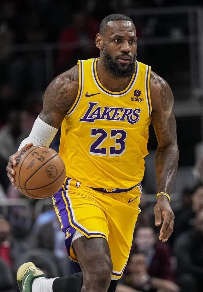 笑死了詹姆斯罚球期间狄龙主动上前击掌&被老詹无奈推开（詹姆斯罚球时狄龙主动凑前求击掌被老詹无奈推开笑翻全场）