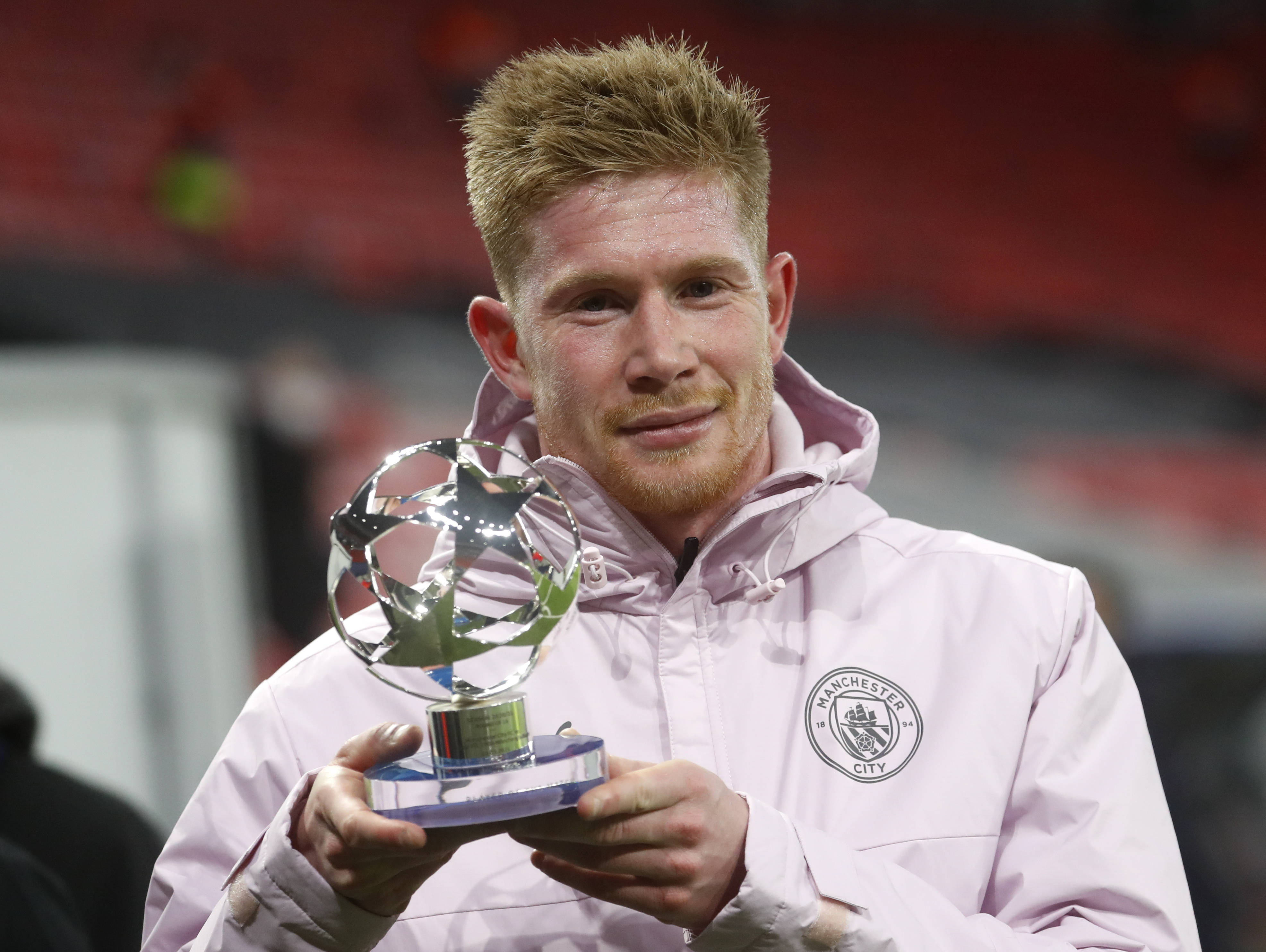 球迷现场尖叫不断（球迷现场尖叫声此起彼伏）