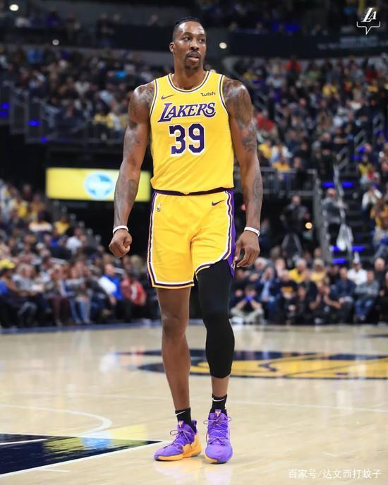 周杰伦半场火力全开，数据亮眼助球队领跑（周杰伦上半场状态爆棚，数据抢眼助球队领跑）