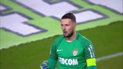 AC米兰门将表现神勇（AC米兰门将神扑连连）