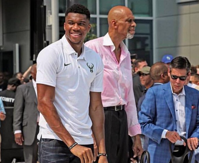 湖人浓眉哥篮下统治力助球队获胜（浓眉统治禁区，助湖人取胜）