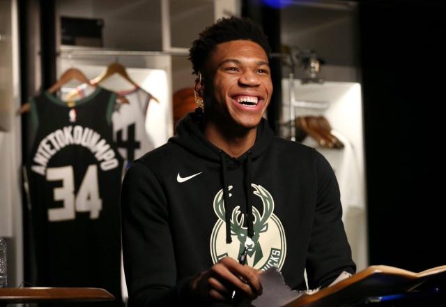 李扬两次失误葬送好局！盯人不紧，踢人送点，蓉城球员集体不满（李扬两度失误断送优势：盯防松懈、犯规送点，蓉城将士集体不满）